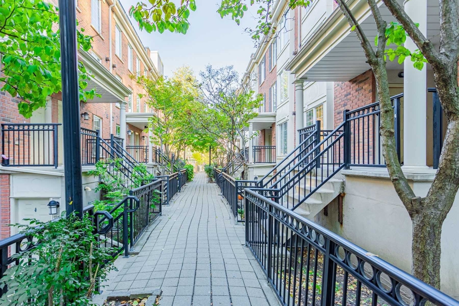 Everson Townhomes North York, ON 3 Everson Dr liv.rent