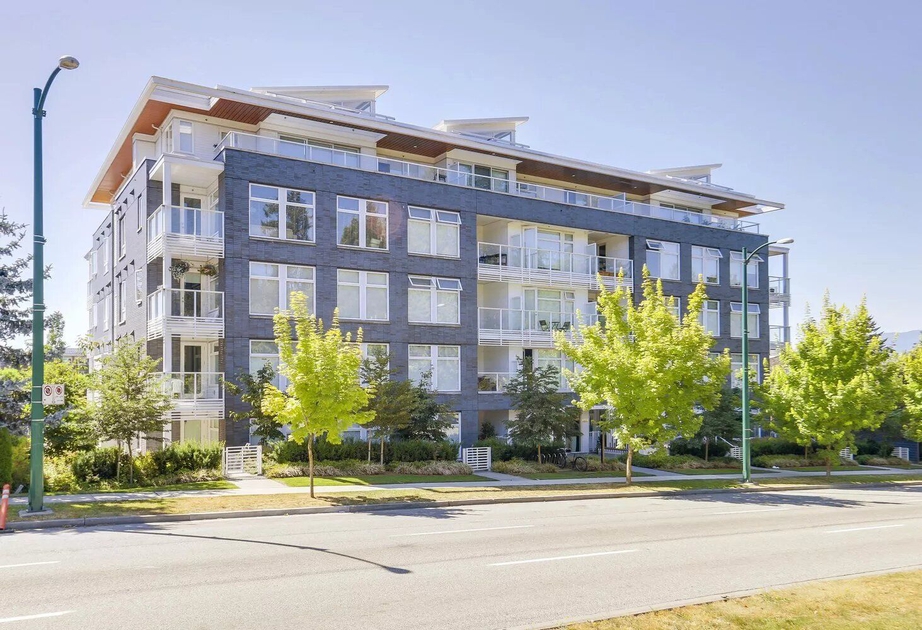 Elizabeth Vancouver, BC 4867 Cambie St liv.rent