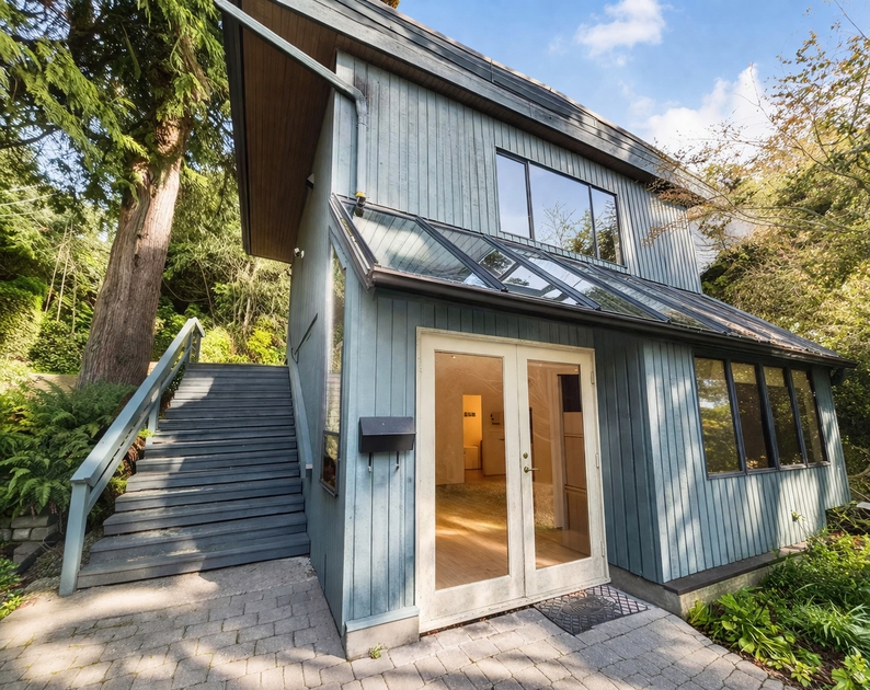 975 Aubeneau Cres, West Vancouver, BC - 1 Bedroom House for Rent | liv.rent