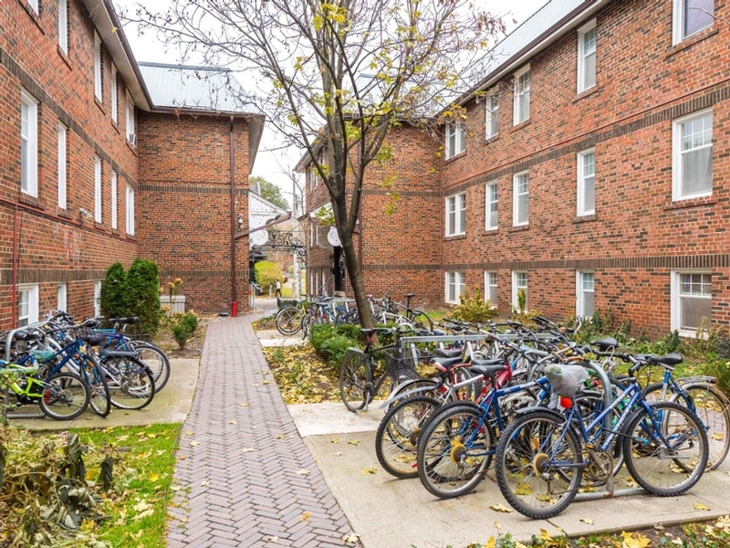 1 Bed 245 Howland Ave, Toronto, ON 1 Bedroom Apartment for Rent liv.rent