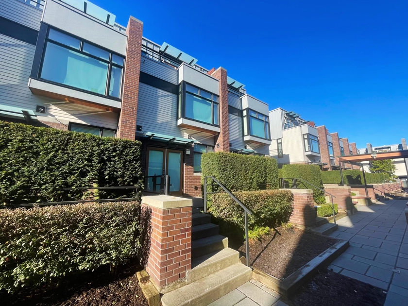 6180 Oak St, Vancouver, BC 3 Bedroom Townhouse for Rent liv.rent