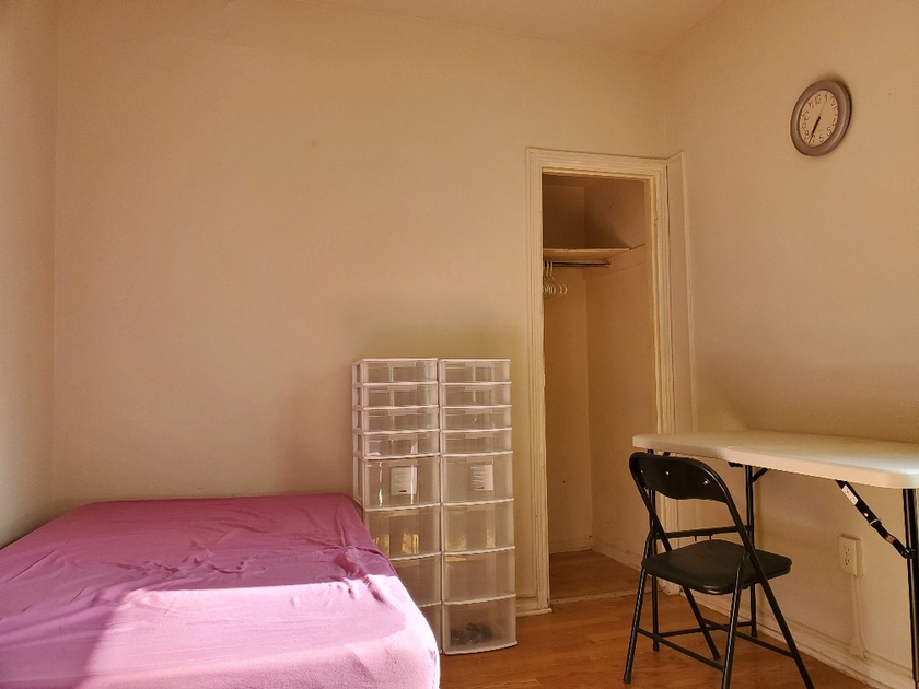 Dundas St E, Toronto, ON Furnished Room for Rent liv.rent