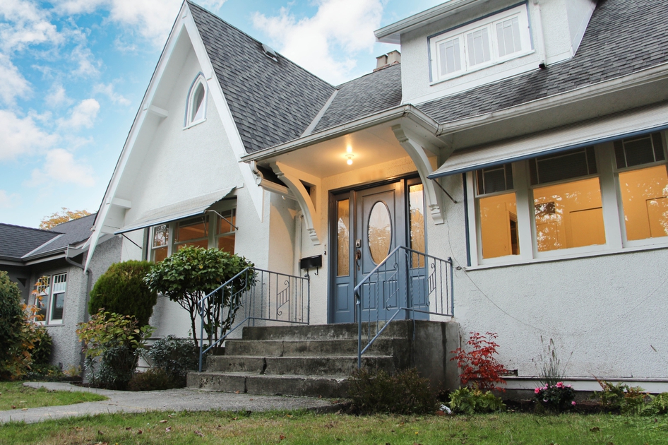 Dunbar St, Vancouver, BC 3 Bedroom Room for Rent liv.rent