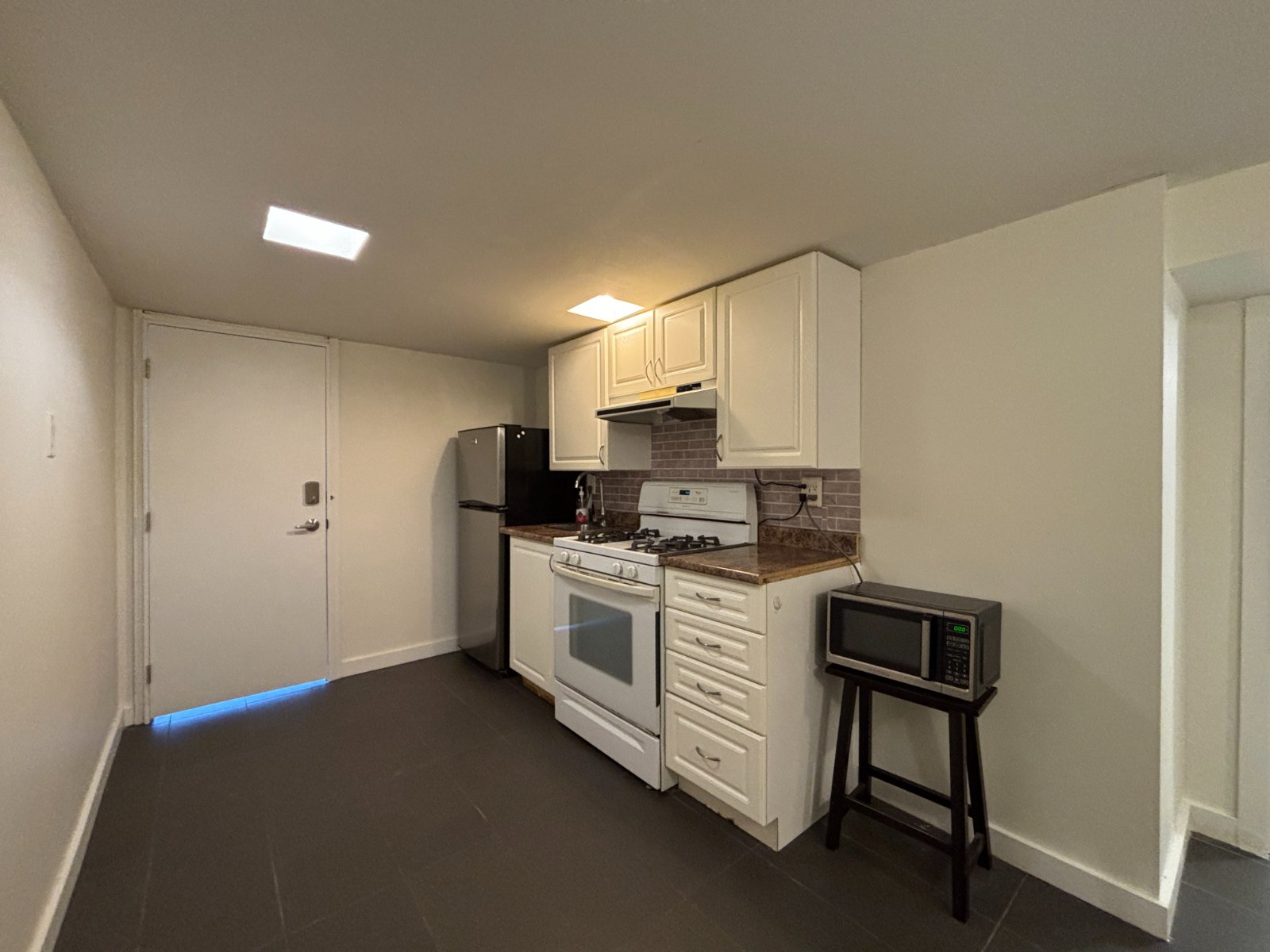 2 Bedroom House for Rent - 6819 Linden Ave, Burnaby, BC 3