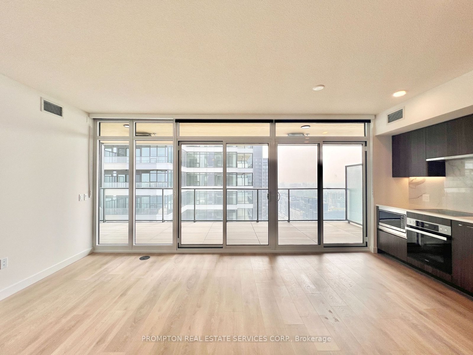 2 Bedroom Apartment for Rent - 1 Concord Cityplace Way, Toronto, ON 3