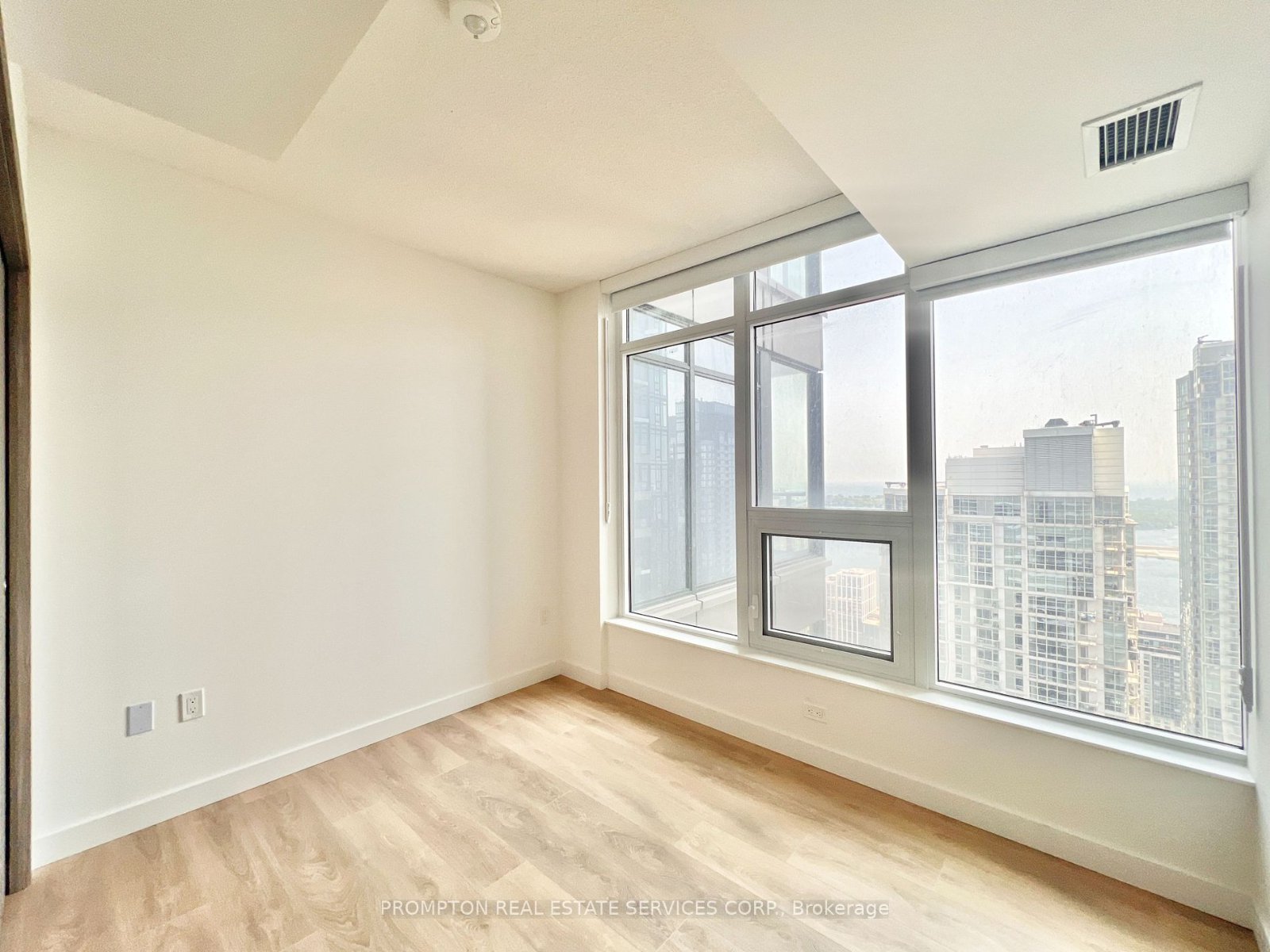 2 Bedroom Apartment for Rent - 1 Concord Cityplace Way, Toronto, ON 5