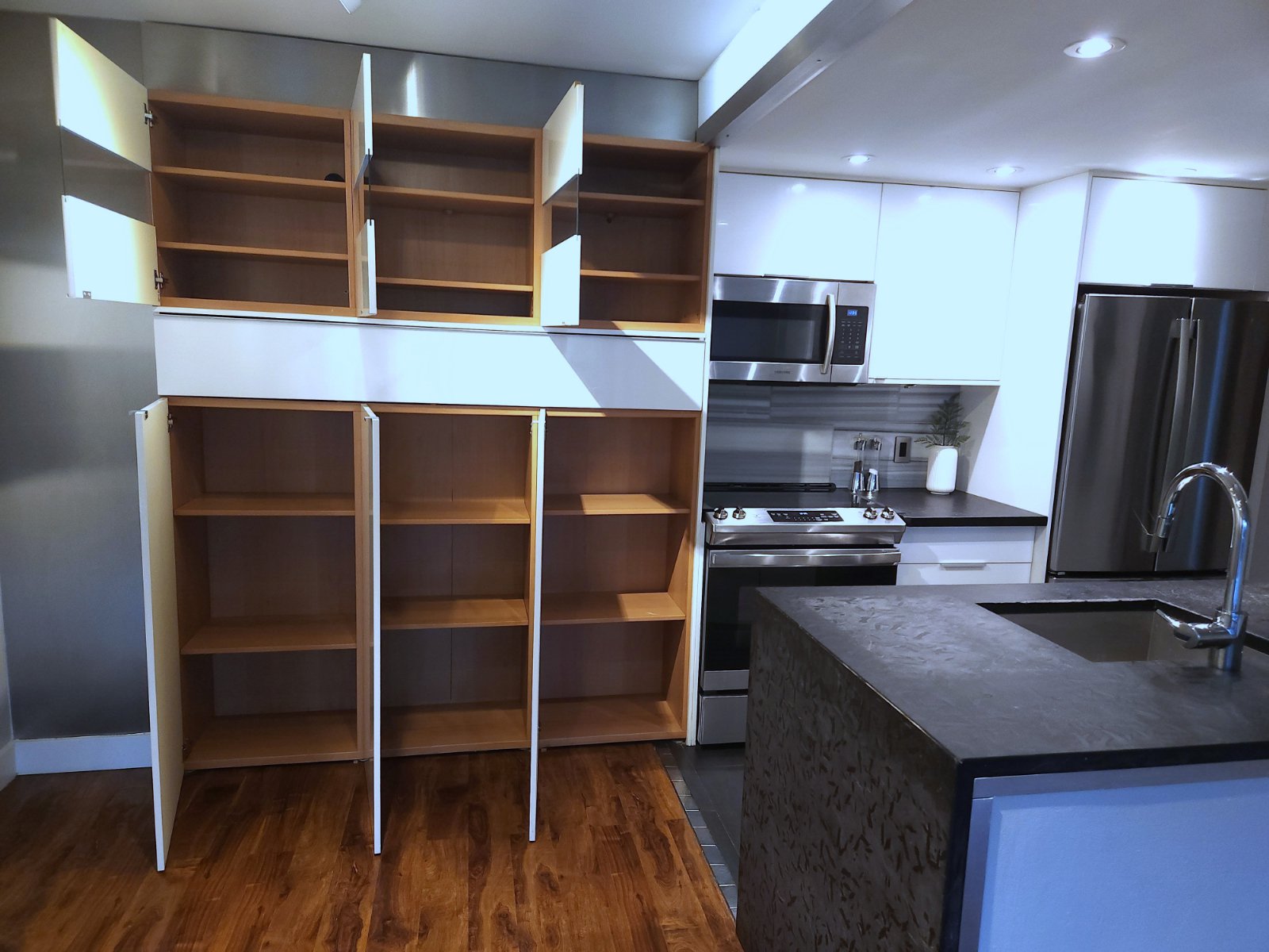 2 Bedroom Apartment for Rent - 1050 Burrard St, Vancouver, BC 3