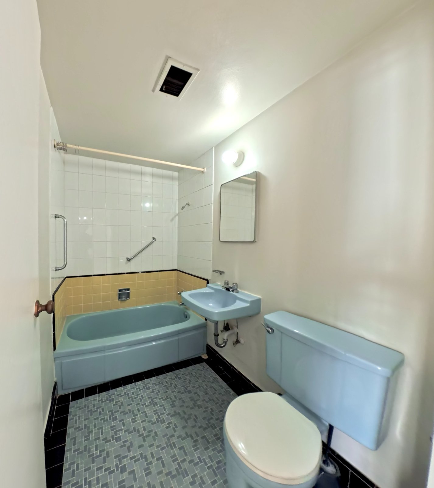 Room in Apartment for Rent - 1925 Nelson St, Vancouver, BC 4