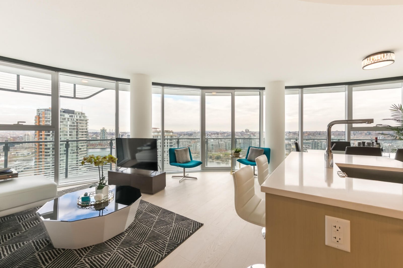 2 Bedroom Apartment for Rent - 89 Nelson St, Vancouver, BC 2