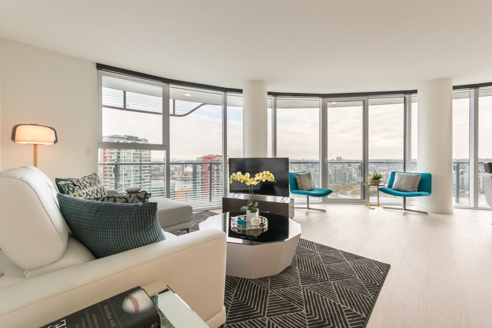 2 Bedroom Apartment for Rent - 89 Nelson St, Vancouver, BC 2