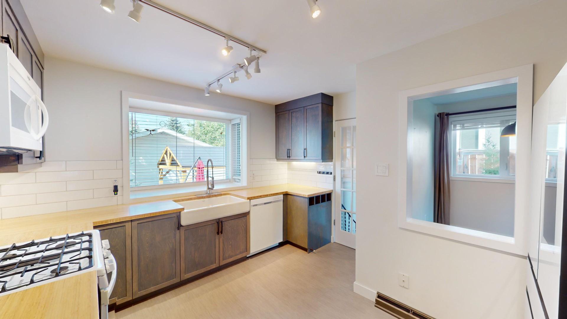 3 Bedroom House for Rent - 4111 Charleswood Drive Northwest - Upper unit, Calgary, AB 2