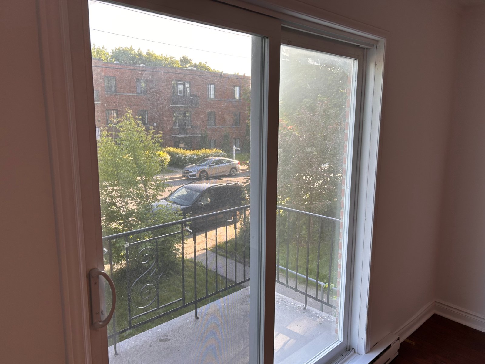 2 Bedroom Apartment for Rent - 5125 Avenue Randall, Montréal, QC 2