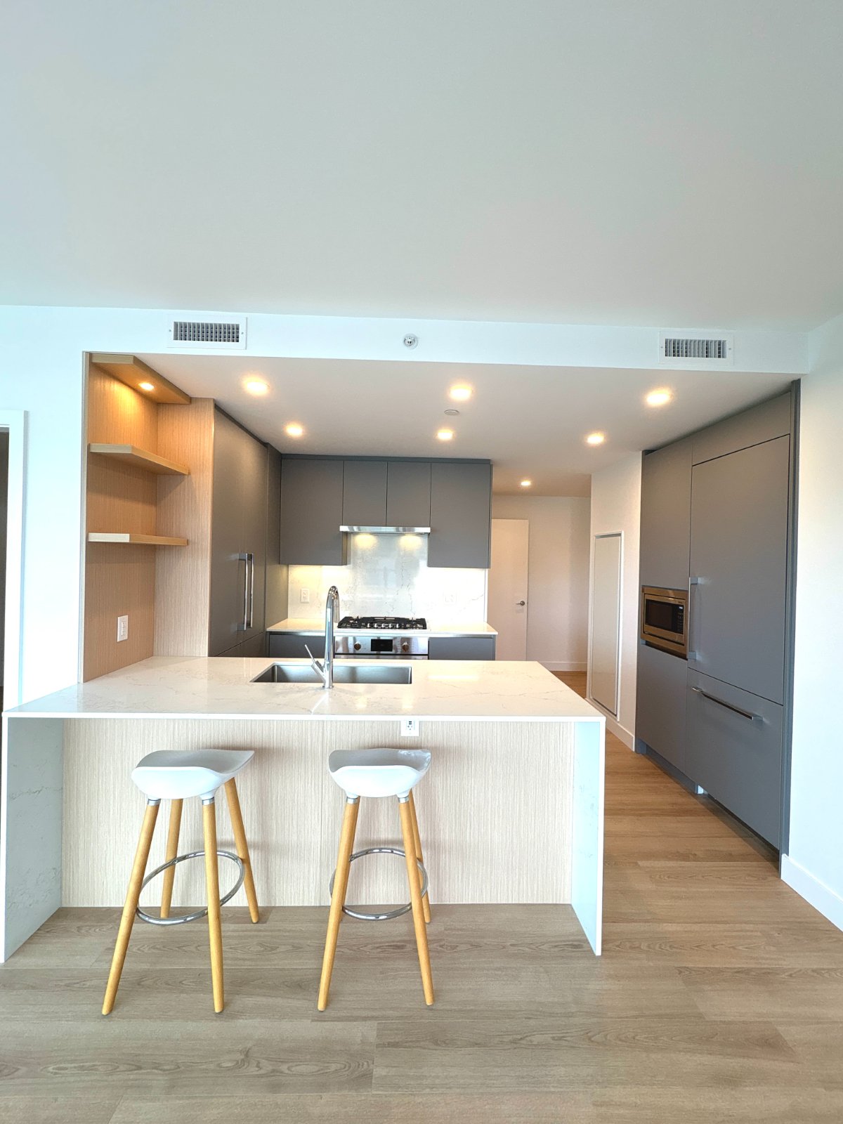 2 Bedroom Apartment for Rent - 7977 Lansdowne Rd, Richmond, BC 4