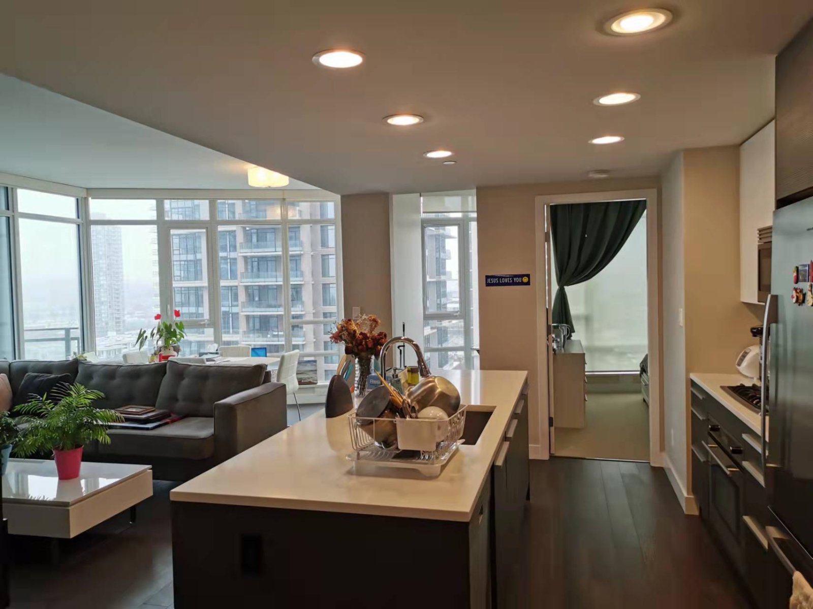 2 Bedroom Apartment for Rent - 2008 Rosser Ave, Burnaby, BC 2