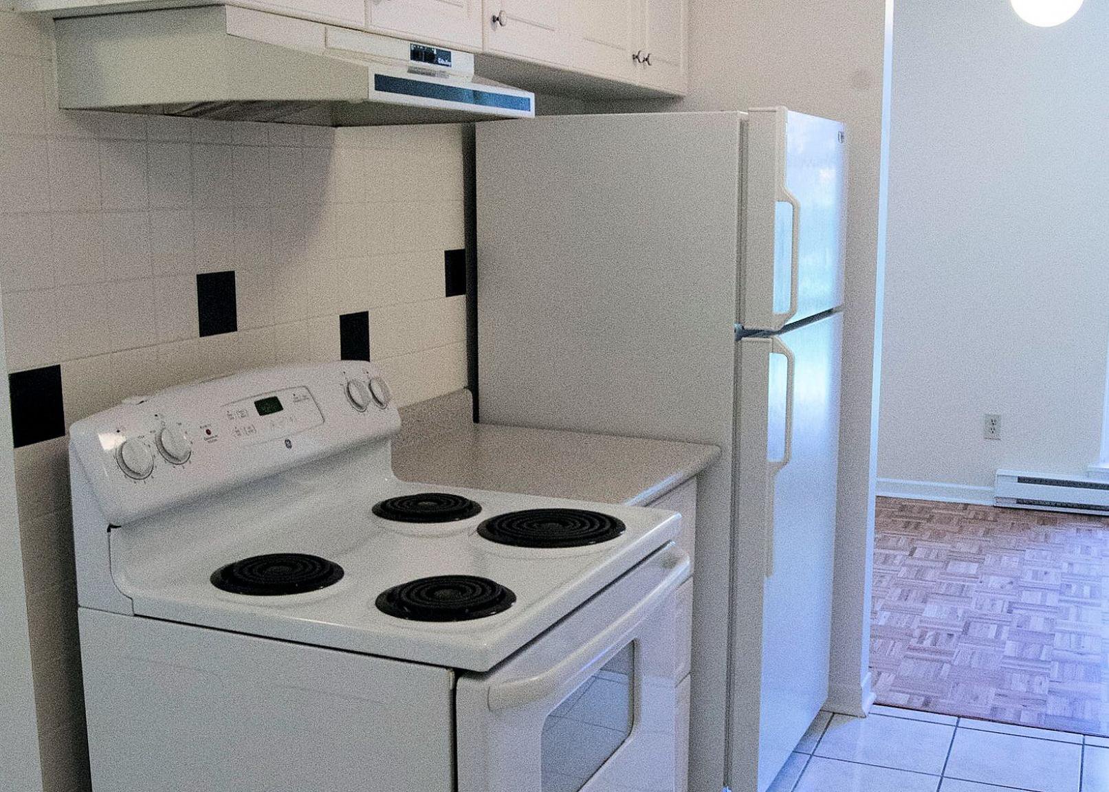2 Bedroom Apartment for Rent - 2020-2077 Barsuda Drive, 2025 Ambridge Court, Mississauga, ON 3