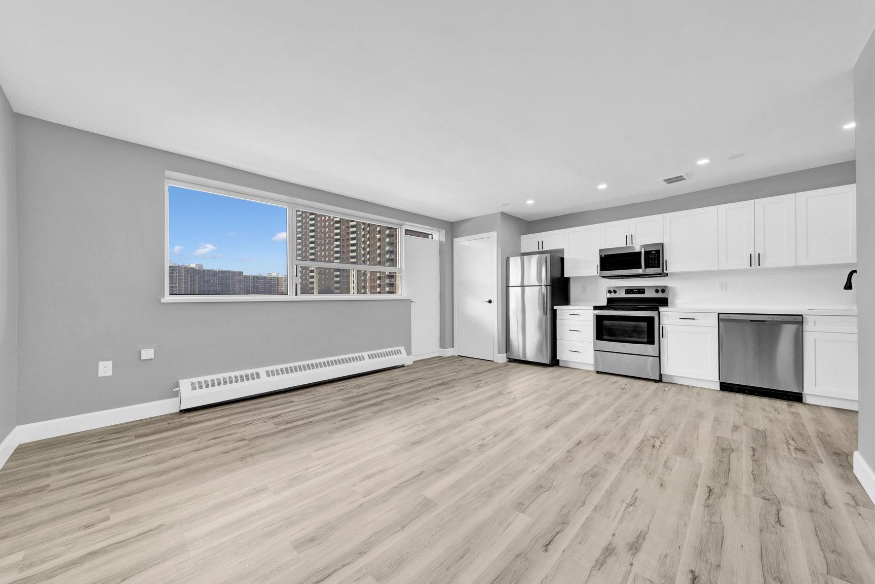 3 Bedroom Apartment for Rent - 535  The East Mall, Etobicoke, ON 2
