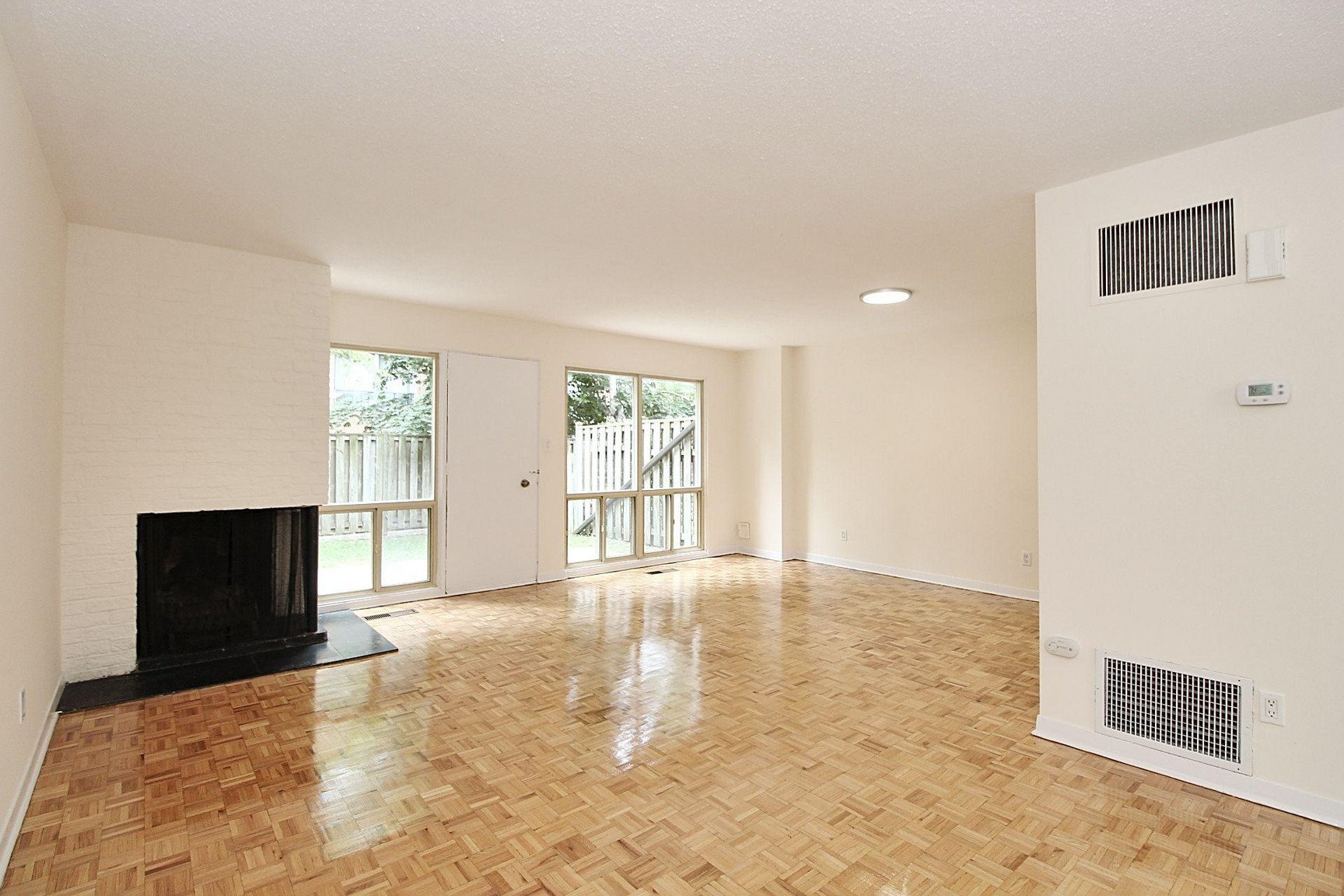 3 Bedroom Apartment for Rent - 207  Davisville Avenue, Toronto, ON 2