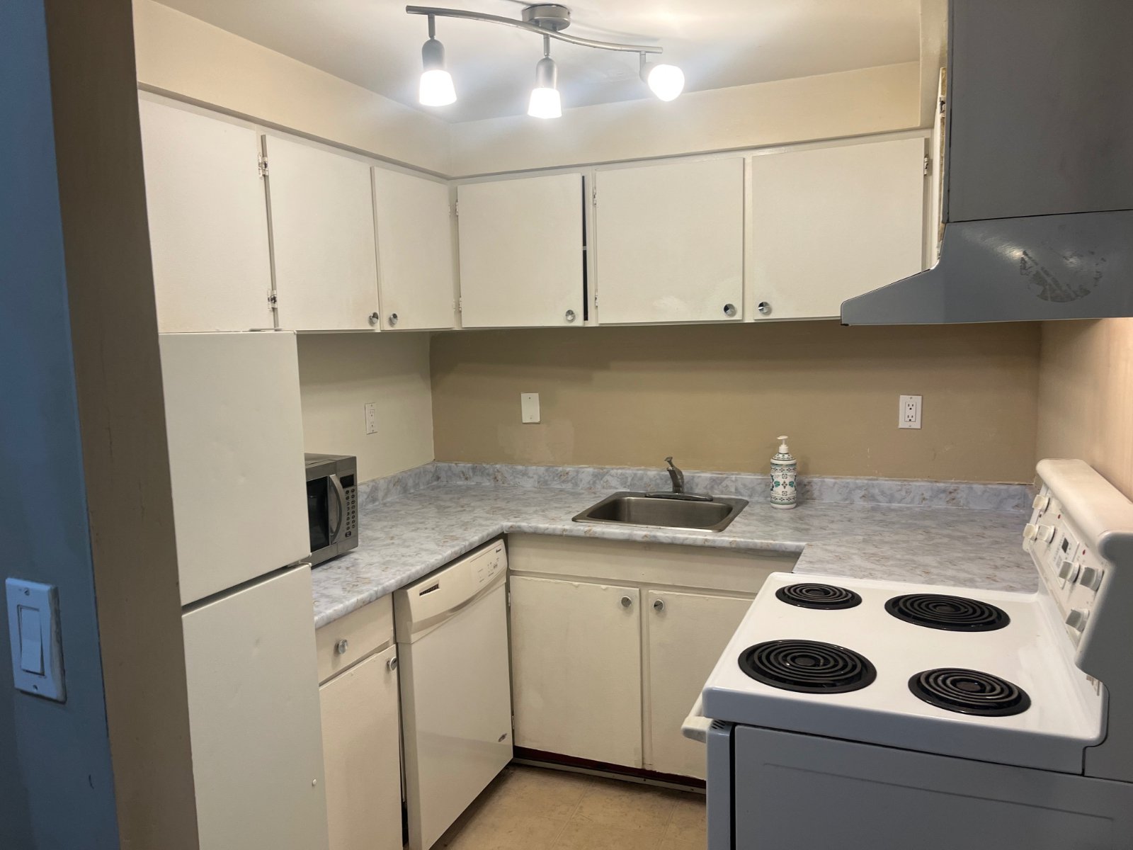 Room in Apartment for Rent - 1270 Robson St, Vancouver, BC 4