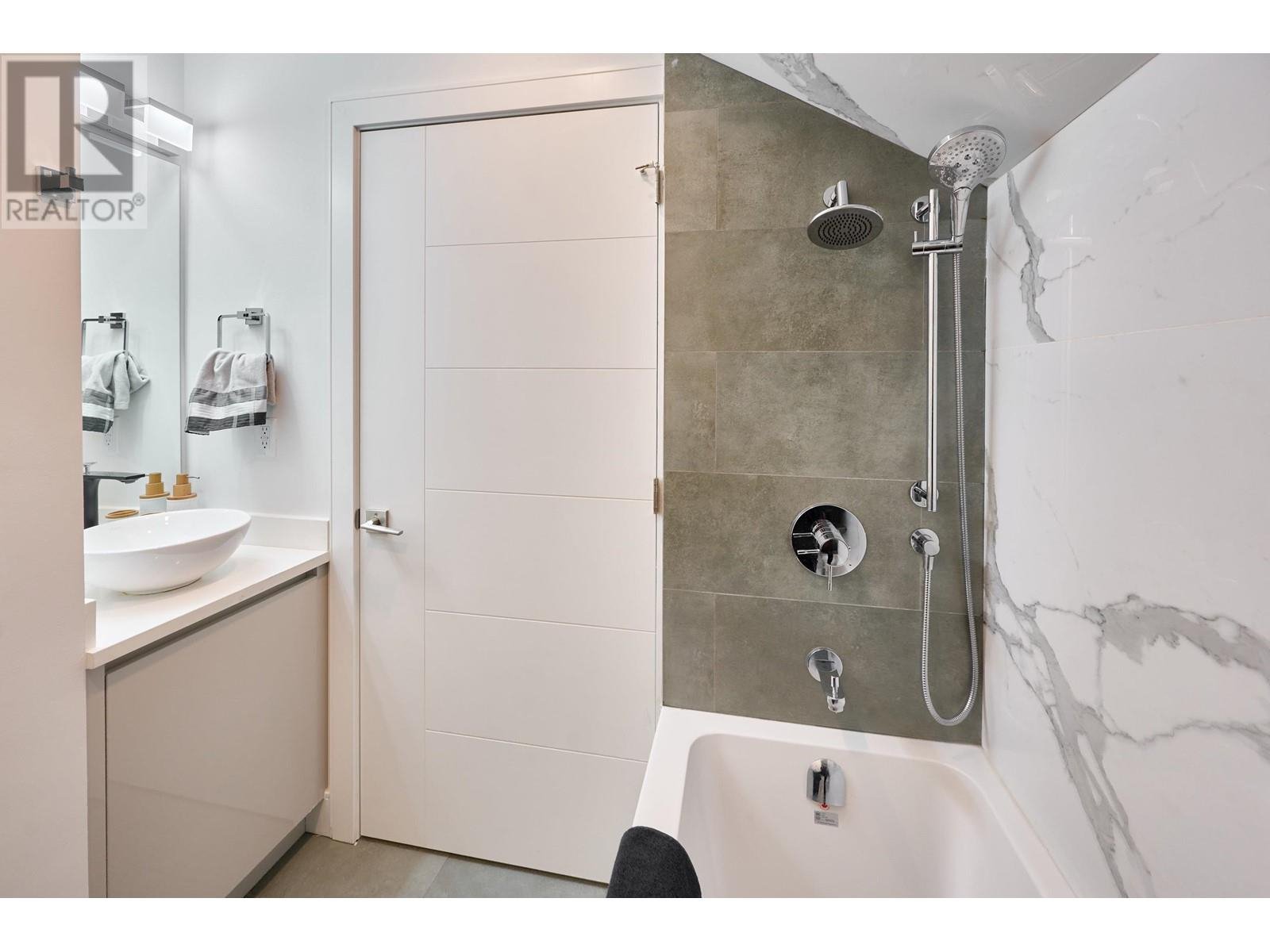 Room in House for Rent - 812 E 51st Ave, Vancouver, BC 4
