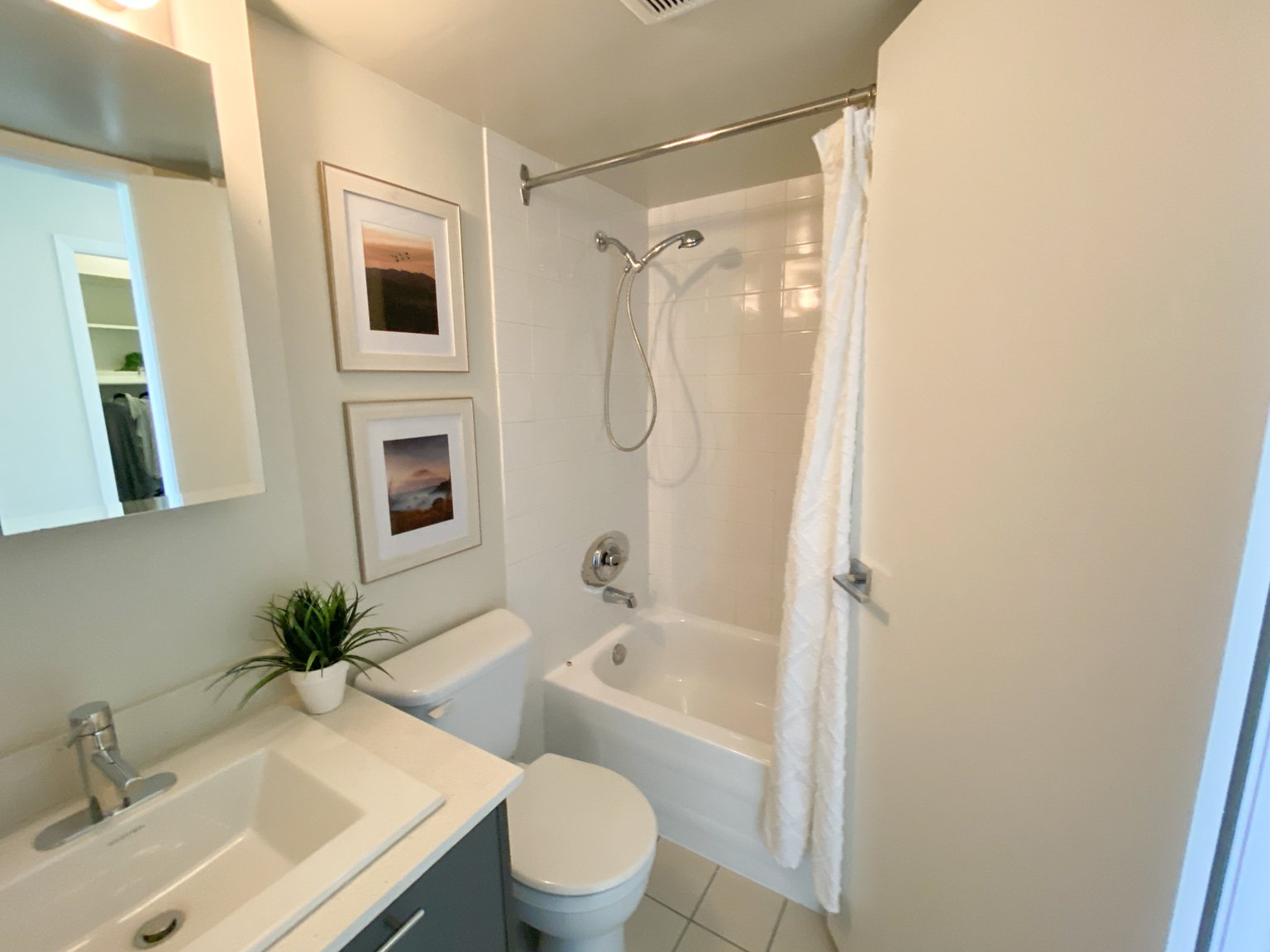 Studio Apartment for Rent - 1580 Haro Street, Vancouver, BC 5