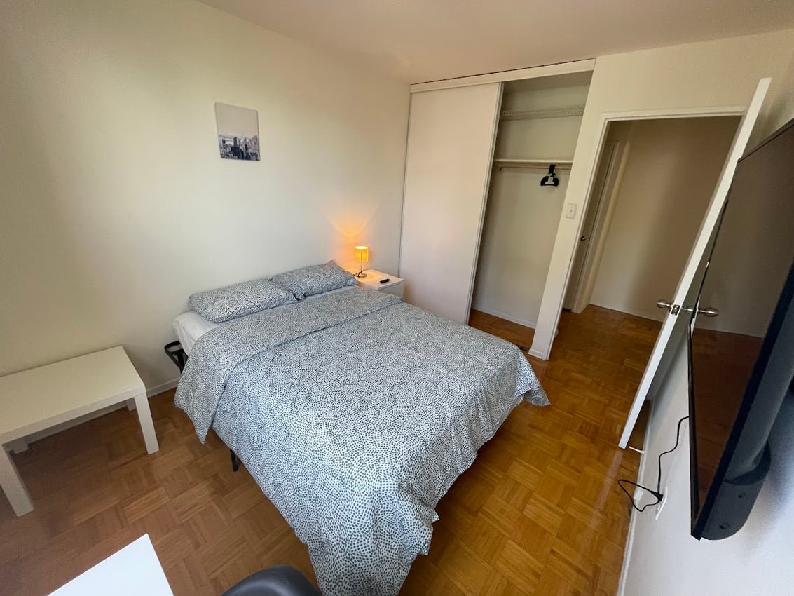 Room in Apartment for Rent - 140 Carlton St, Toronto, ON 2