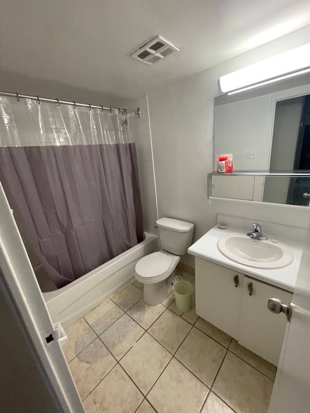 Room in Apartment for Rent - 140 Carlton St, Toronto, ON 3
