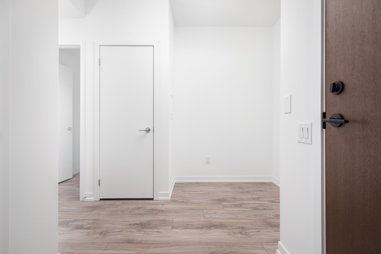 2 Bedroom Apartment for Rent - 4065 Confederation Pkwy, Mississauga, ON 3