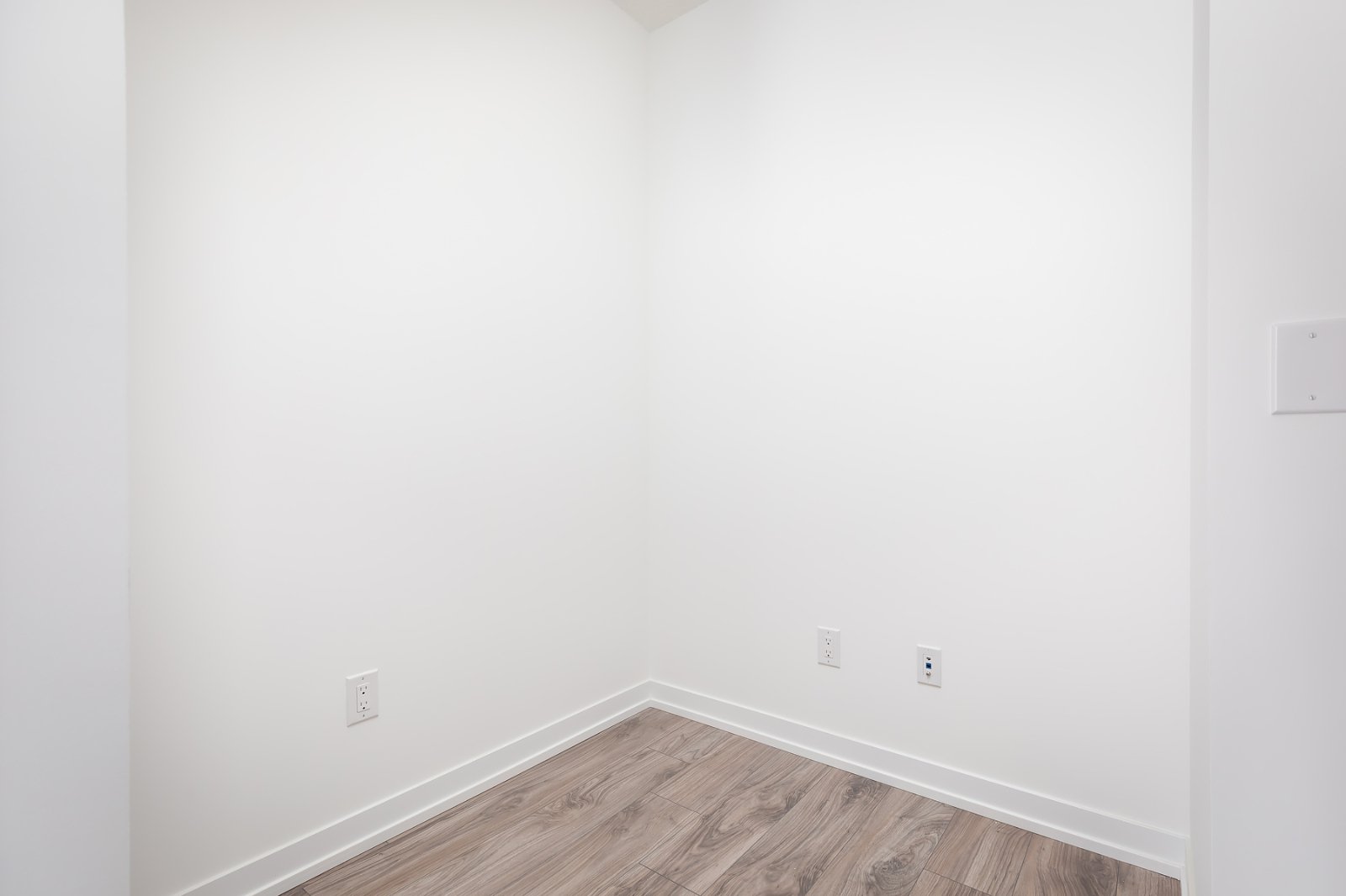 2 Bedroom Apartment for Rent - 4065 Confederation Pkwy, Mississauga, ON 4