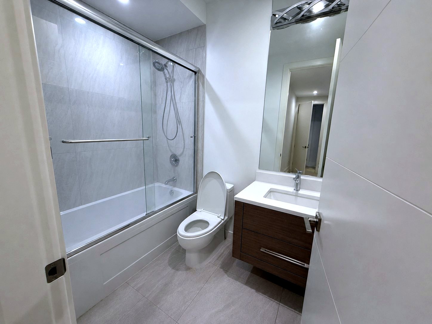 2 Bedroom Apartment for Rent - 102 Glenmore Dr, West Vancouver, BC 5