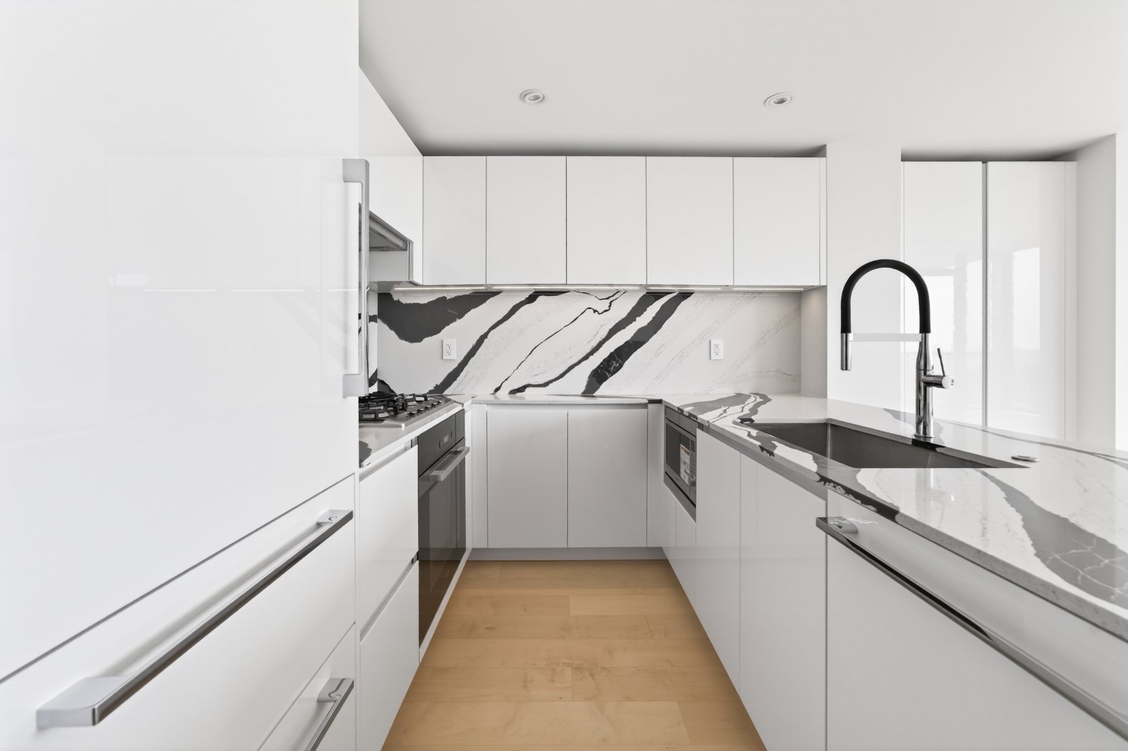 2 Bedroom Apartment for Rent - 135 13th St E, North Vancouver, BC 3