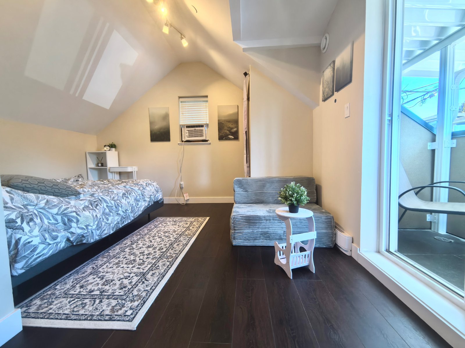 2 Bedroom House for Rent - E 22nd Ave, Vancouver, BC 2