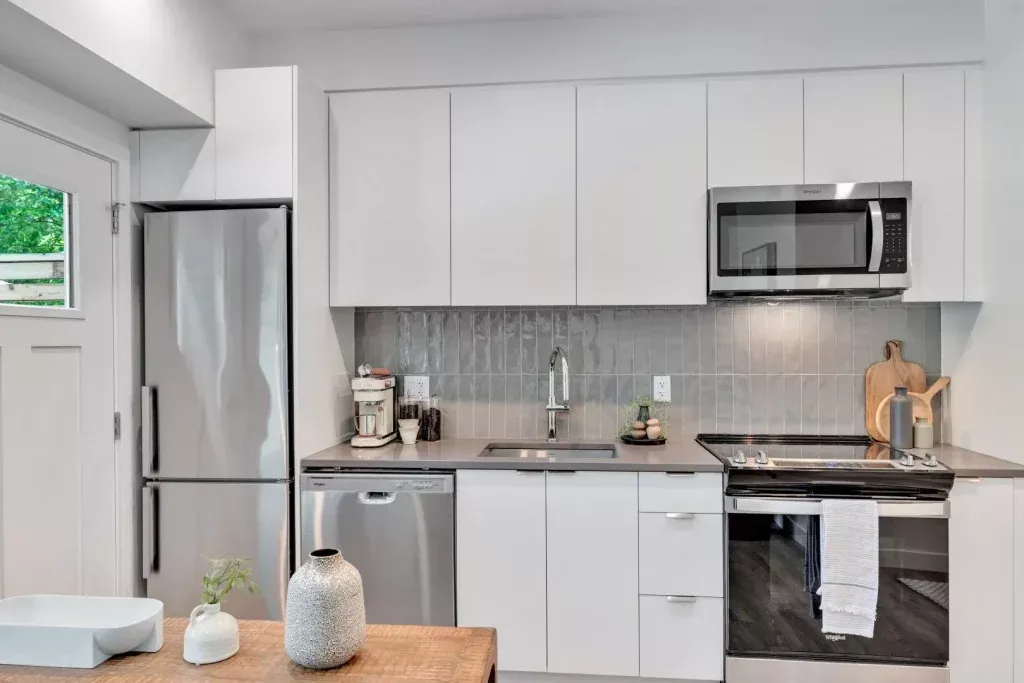 Studio Apartment for Rent - 137 East Keith Road, North Vancouver, BC 3