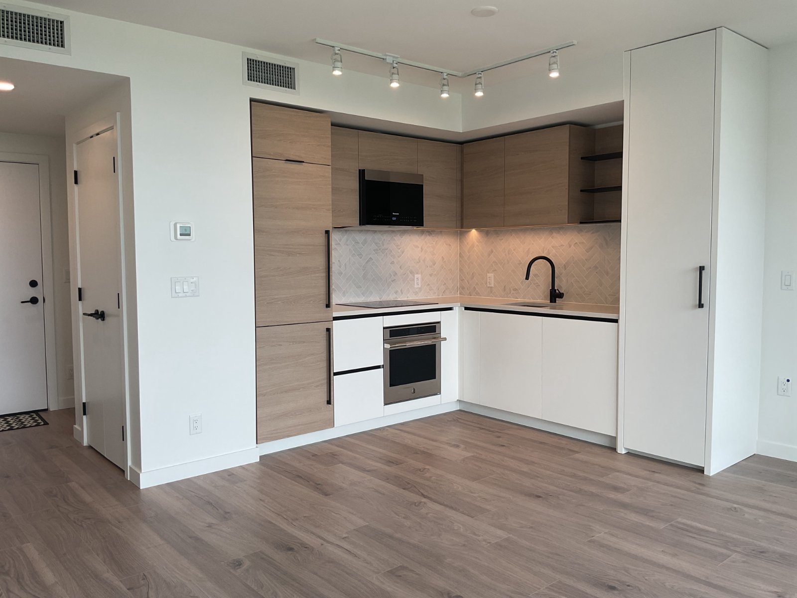 Studio Apartment for Rent - 13428 105 Ave, Surrey, BC 3