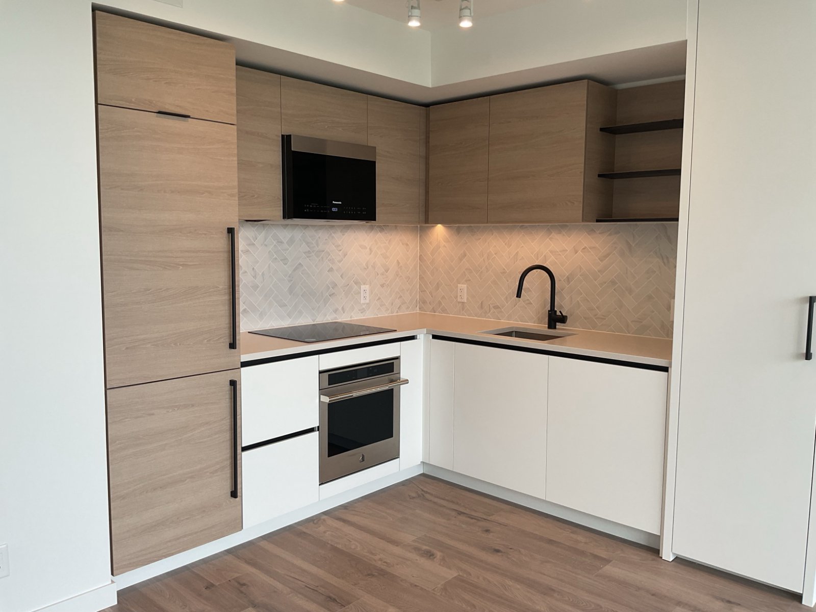 Studio Apartment for Rent - 13428 105 Ave, Surrey, BC 4