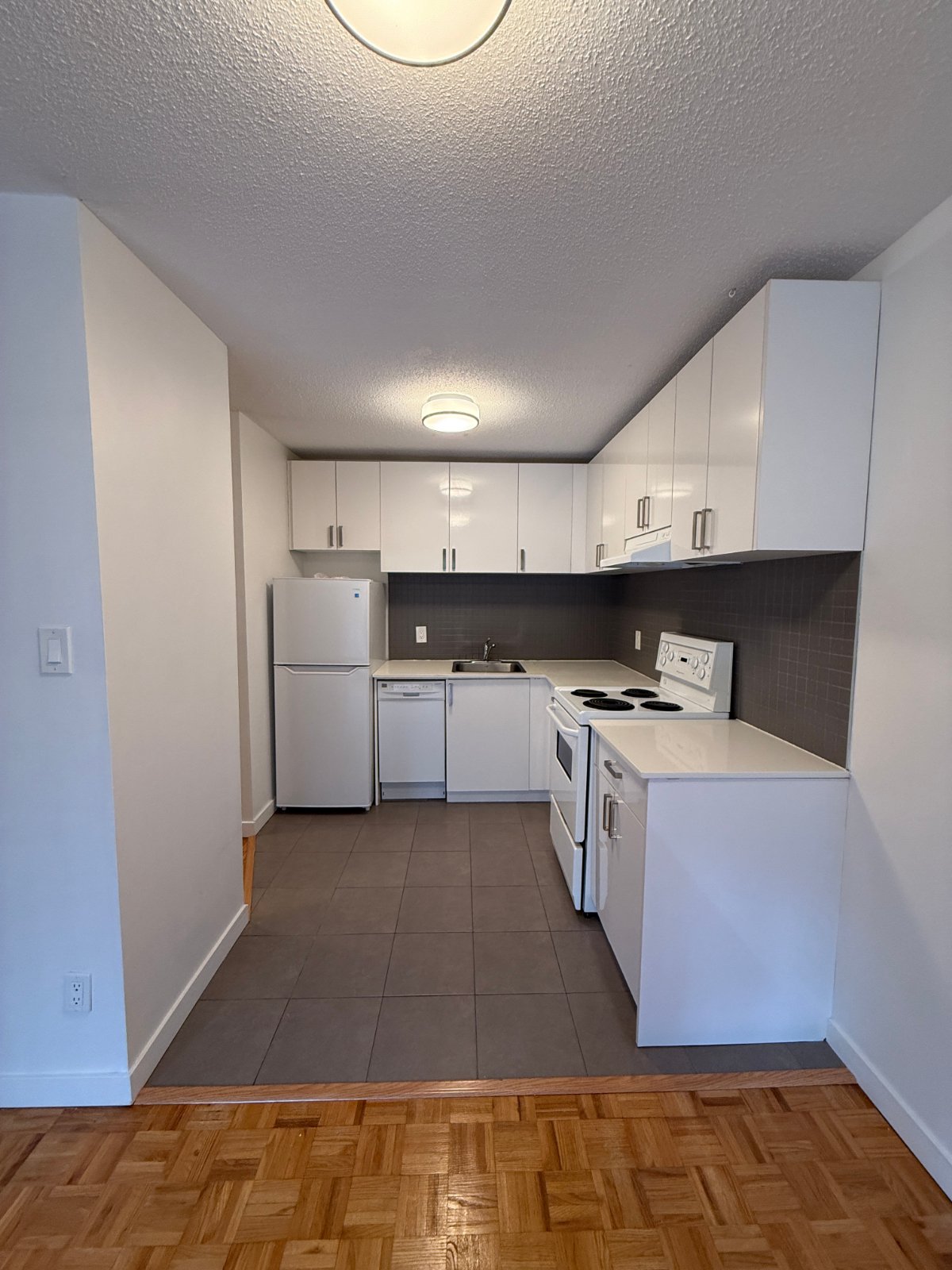 Studio Apartment for Rent - 1190 W 10th Ave, Vancouver, BC 2