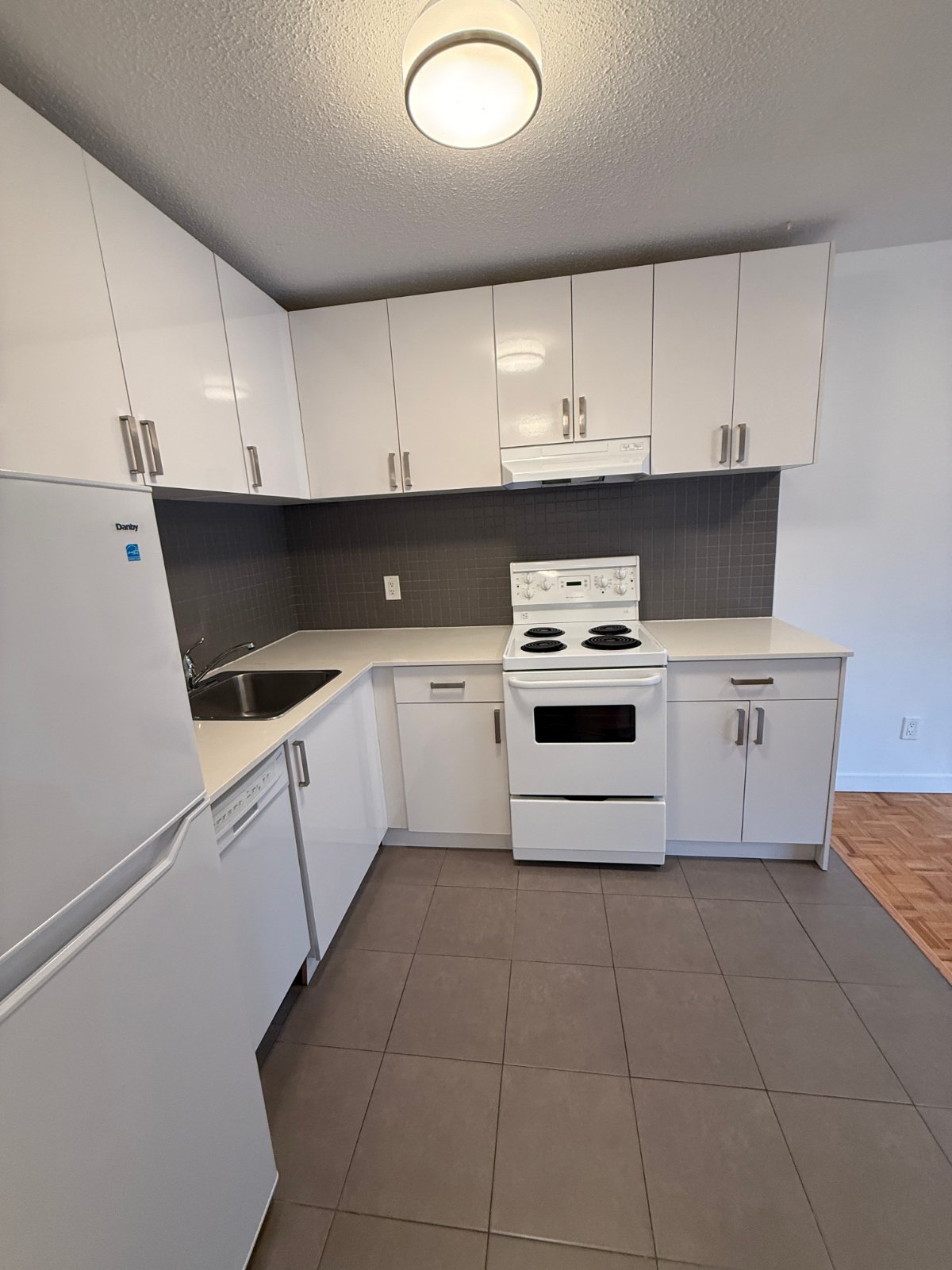 Studio Apartment for Rent - 1190 W 10th Ave, Vancouver, BC 3