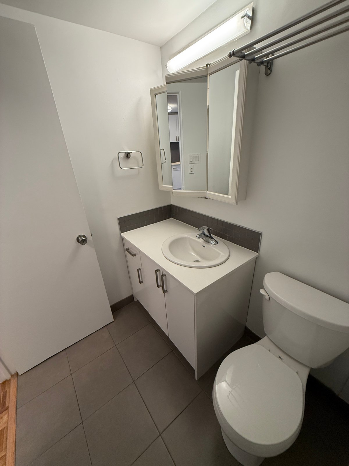Studio Apartment for Rent - 1190 W 10th Ave, Vancouver, BC 5