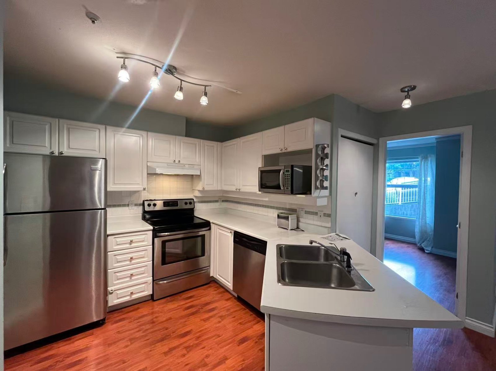 2 Bedroom Apartment for Rent - 1032 Queens Ave, New Westminster, BC 2