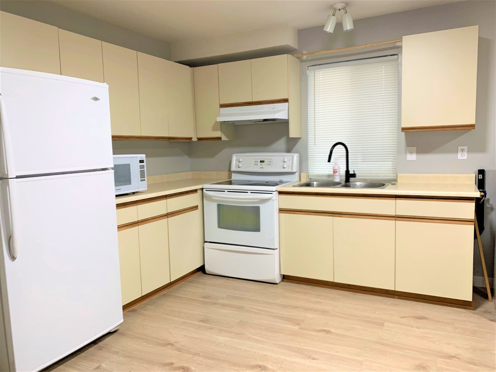2 Bedroom Apartment for Rent - Salisbury Ave, Burnaby, BC 2