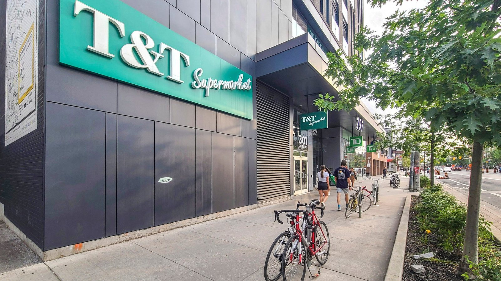 Room in Apartment for Rent - 297 College St, Toronto, ON 4