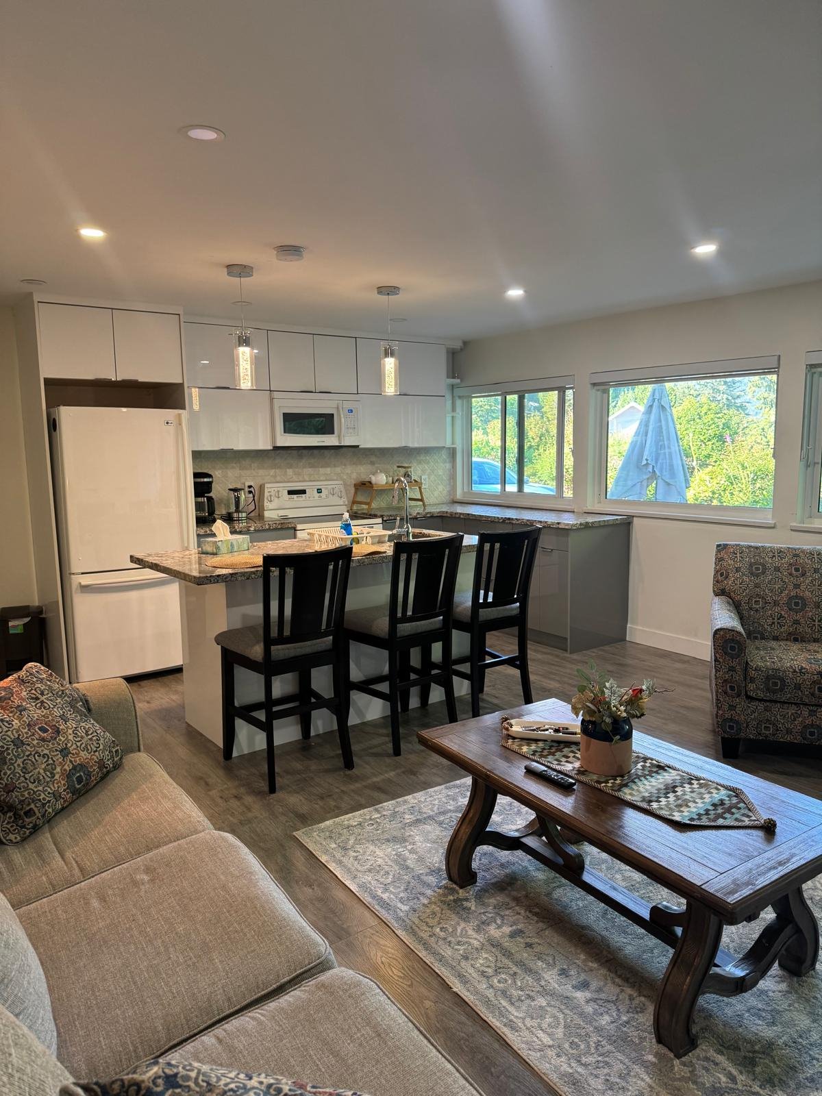 2 Bedroom Garden Suite for Rent - Elveden Row, West Vancouver, BC 3