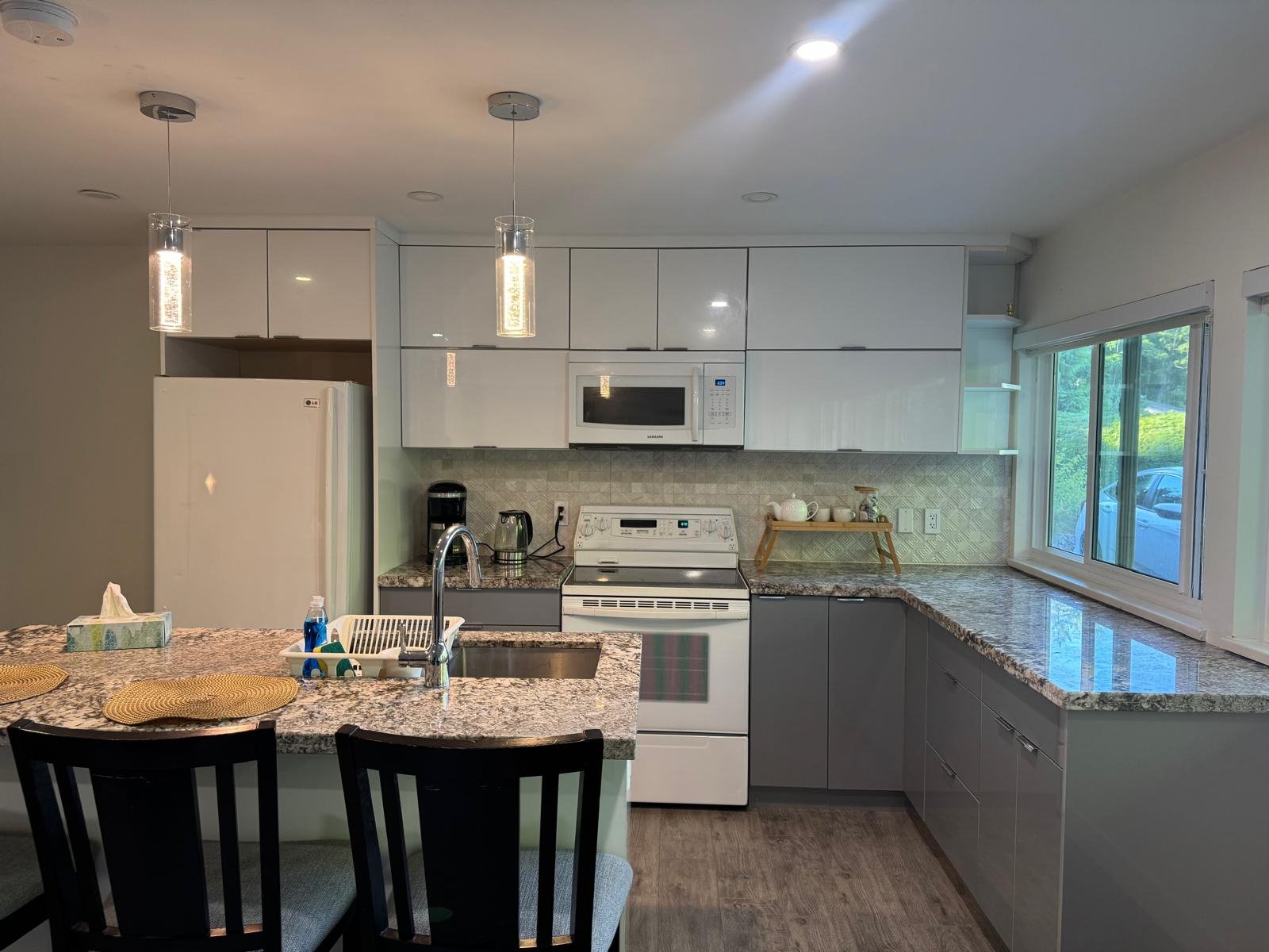 2 Bedroom Garden Suite for Rent - Elveden Row, West Vancouver, BC 4