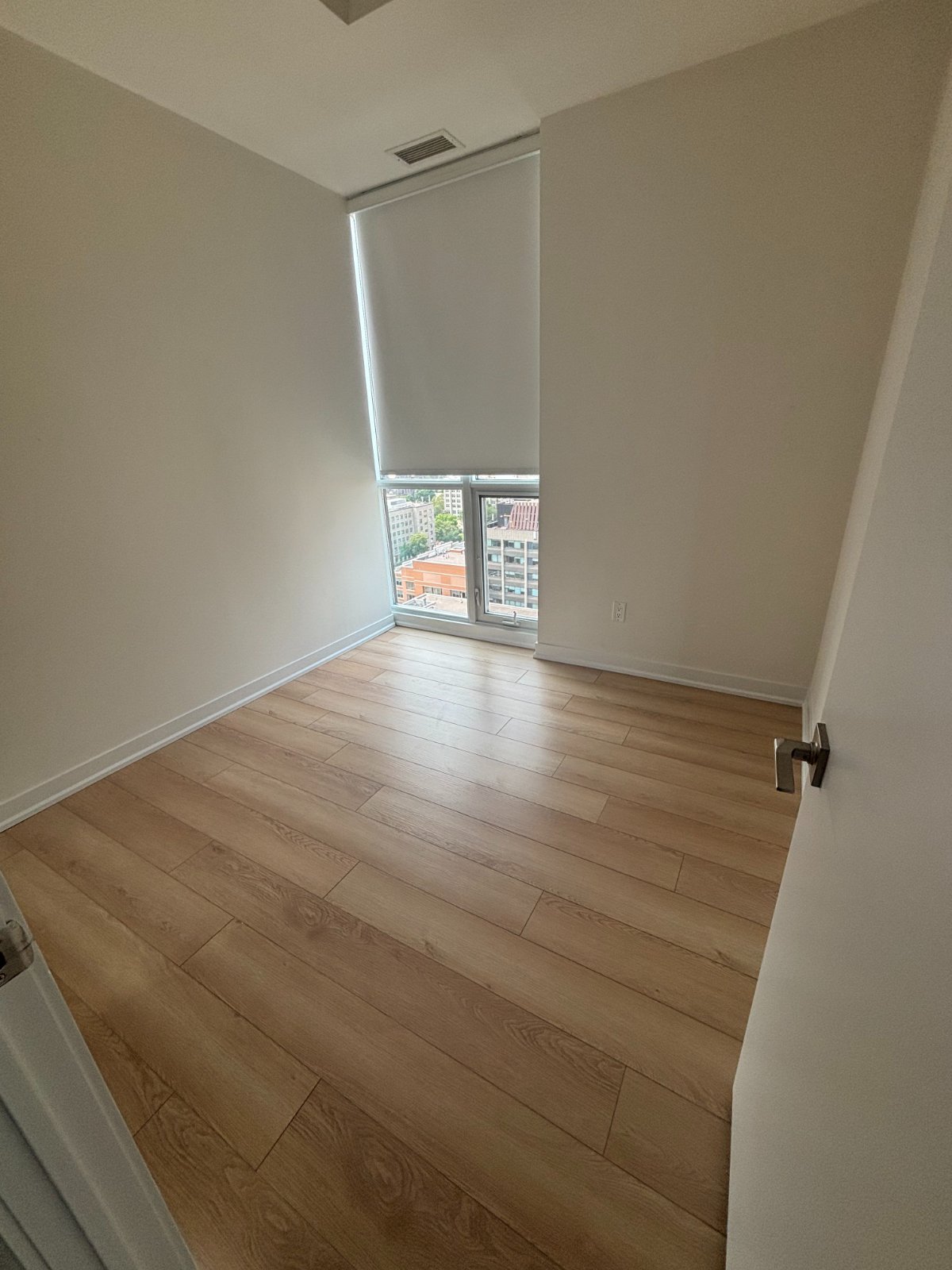 Room in Apartment for Rent - 770 Bay St, Toronto, ON 2