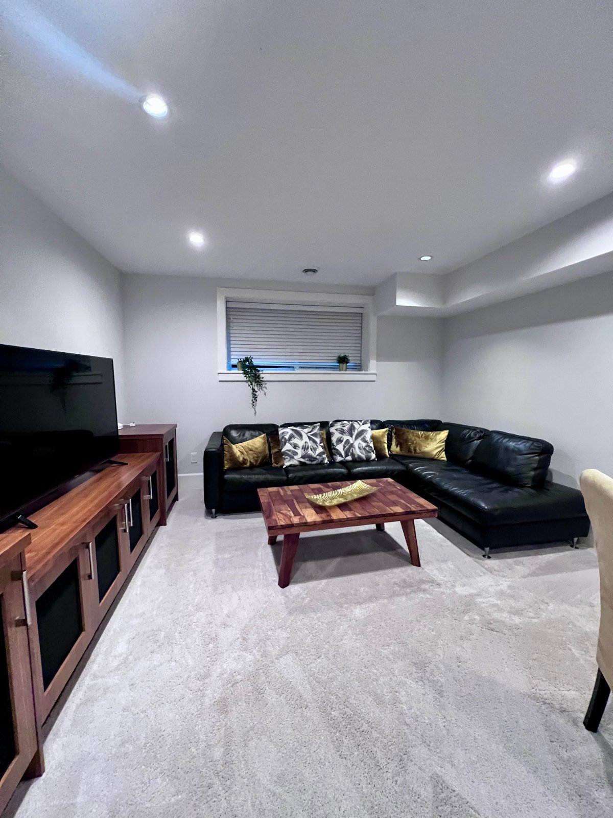 2 Bedroom Apartment for Rent - E 12th St, North Vancouver District, BC 3