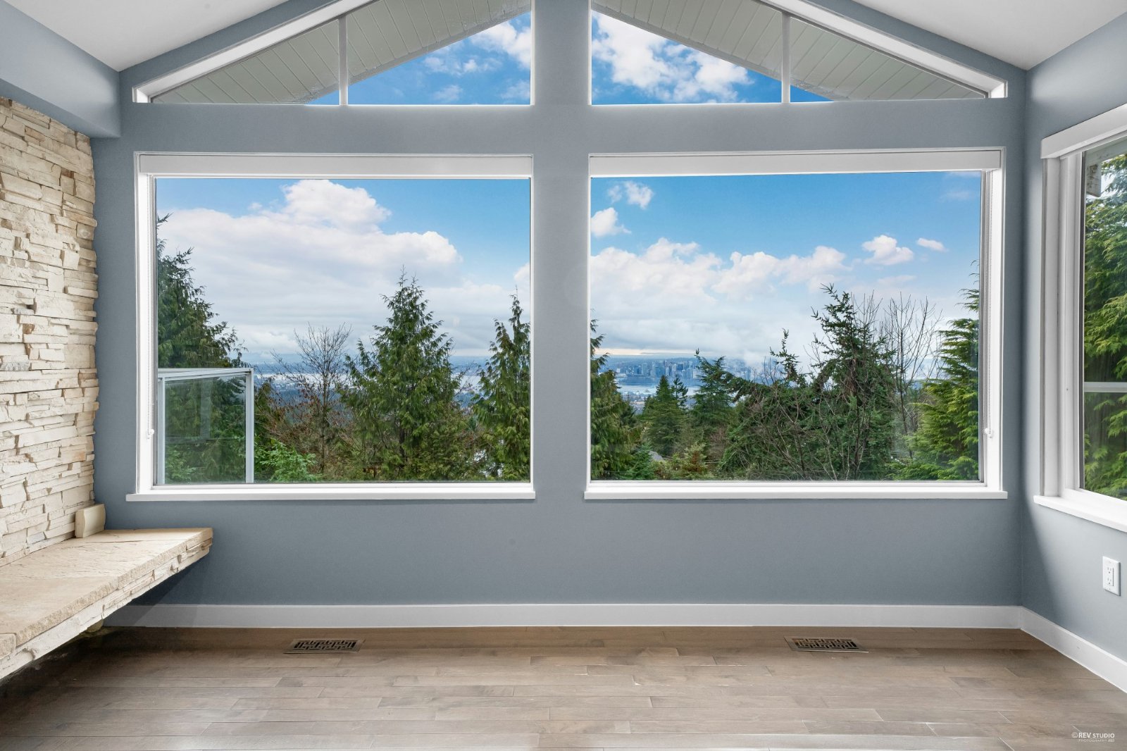 4 Bedroom House for Rent - 1050 Crestline Rd, West Vancouver, BC 2