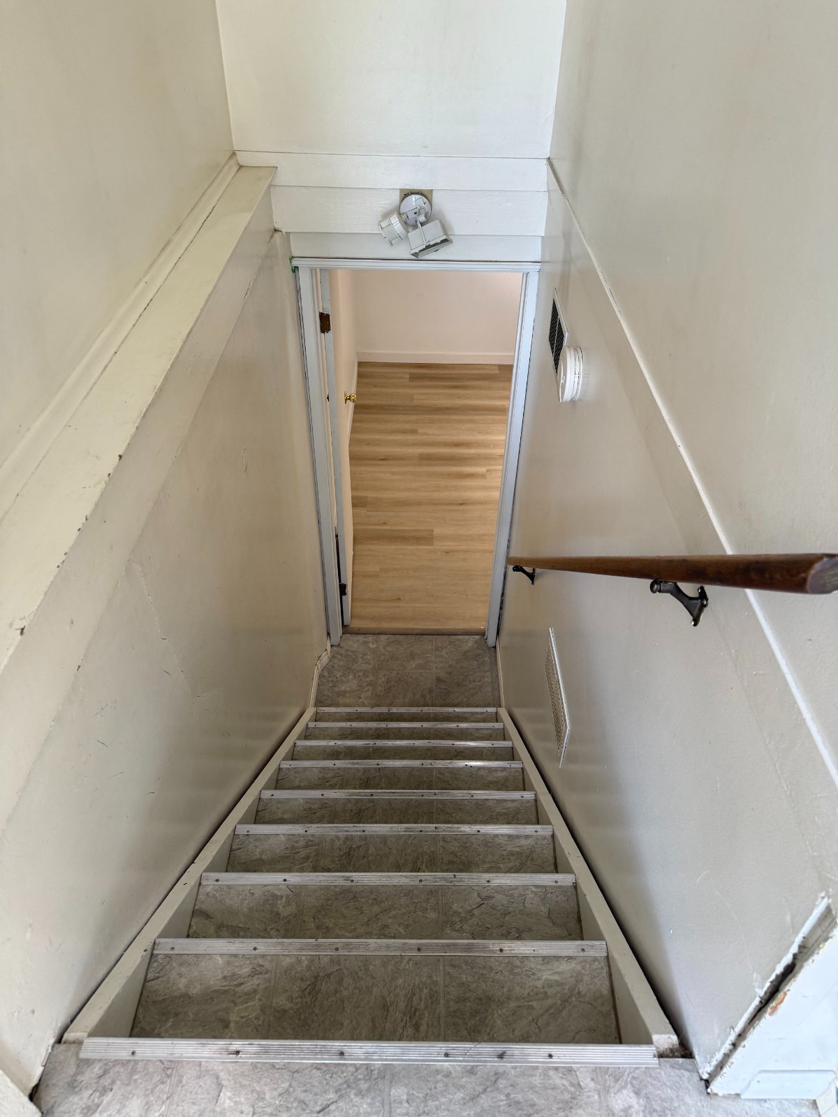 2 Bedroom Basement Suite for Rent - 512 32 Ave NE, Calgary, AB 3