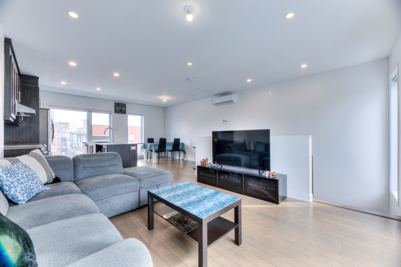 2 Bedroom Apartment for Rent - 2541 Rue de Rouen, Montréal, QC 2