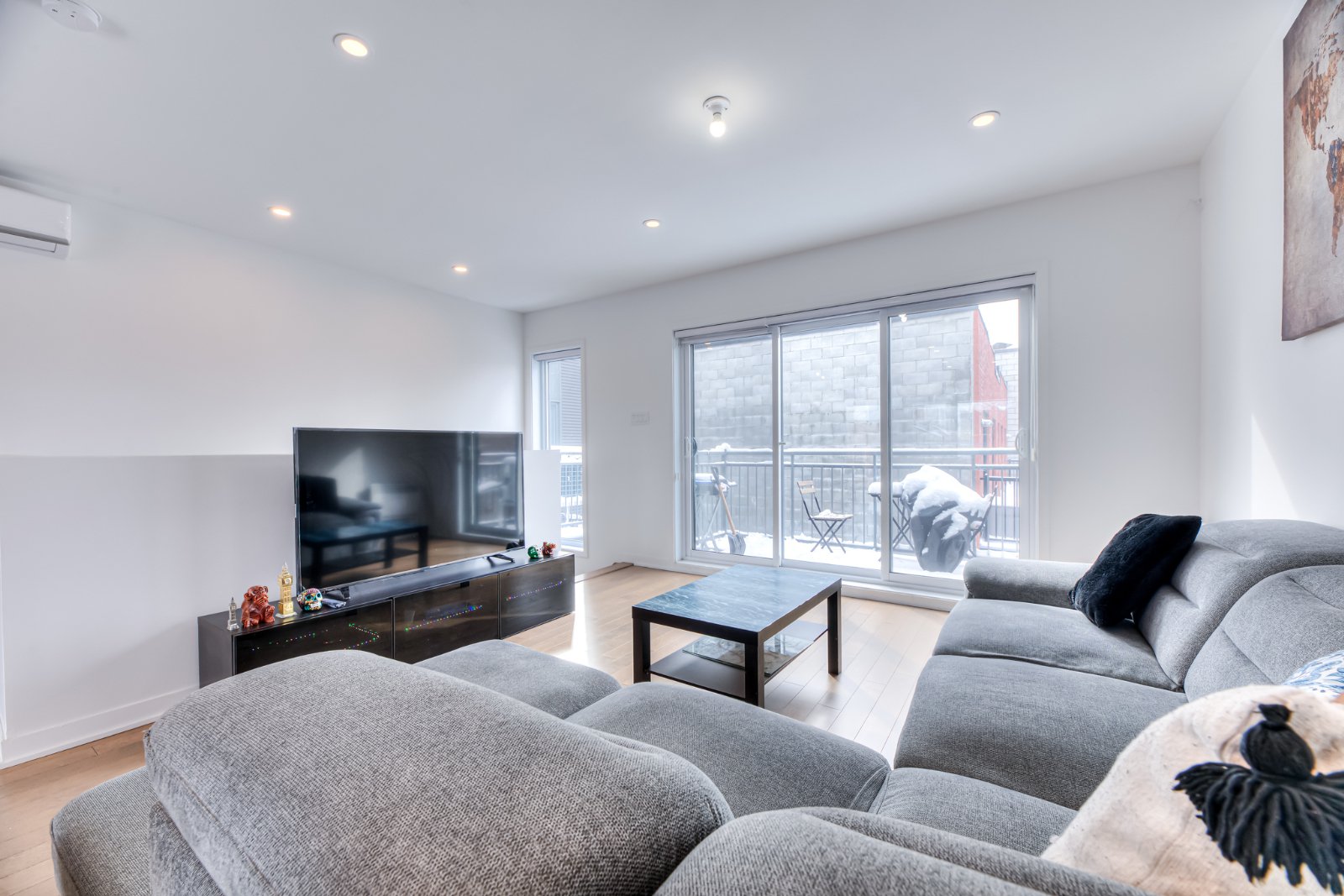 2 Bedroom Apartment for Rent - 2541 Rue de Rouen, Montréal, QC 5