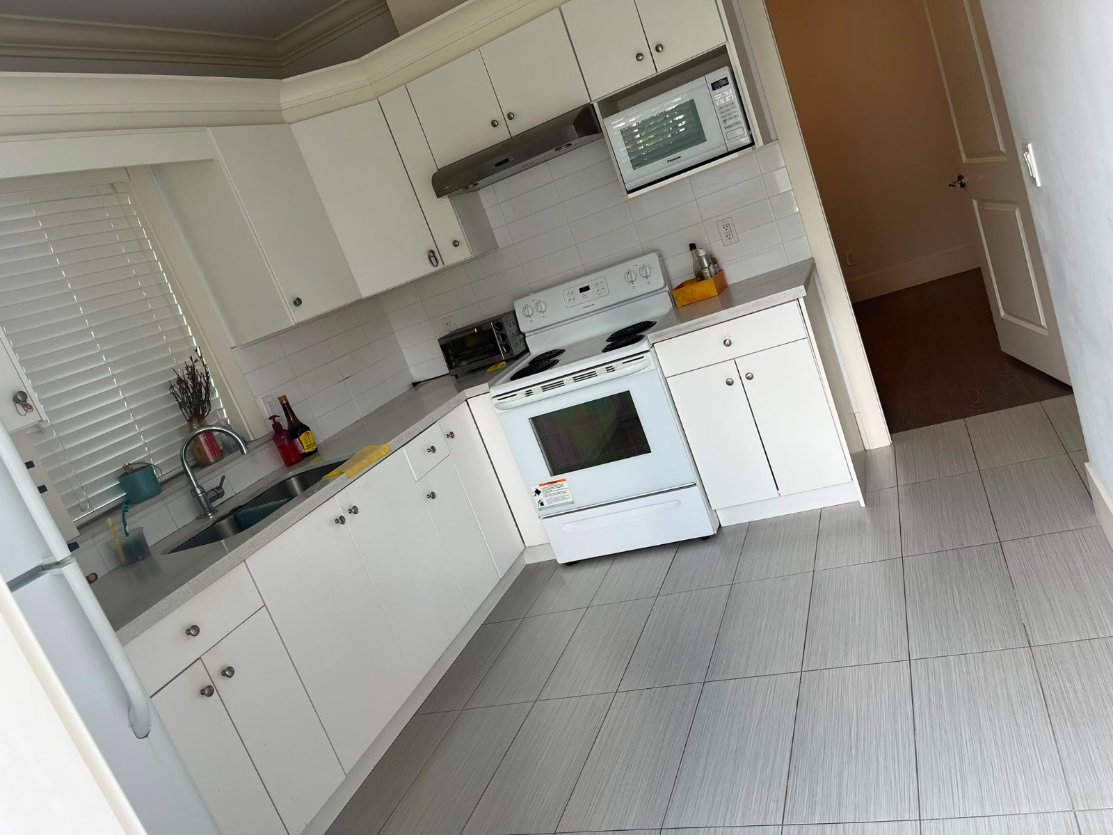 2 Bedroom Basement Suite for Rent - Venables St, Burnaby, BC 2