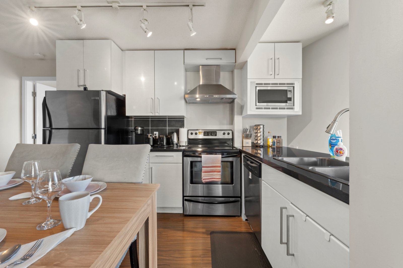 2 Bedroom Apartment for Rent - 188 Keefer Pl, Vancouver, BC 5
